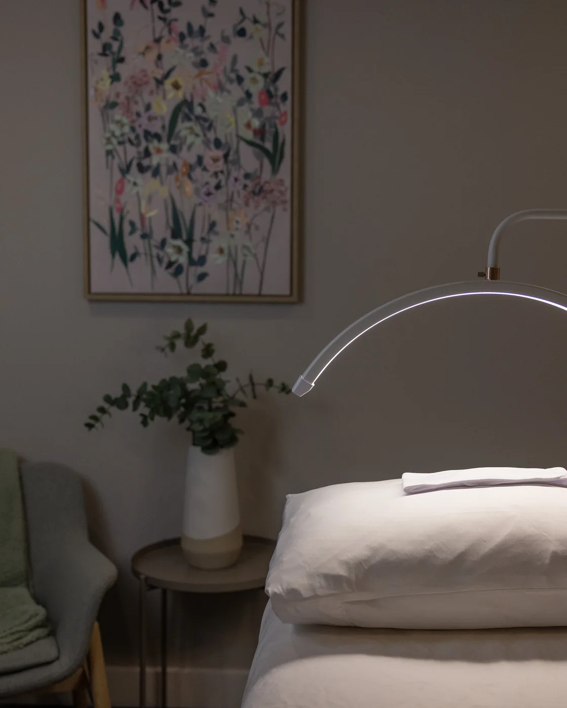 Salle de traitement de la Clinique NSKIN avec sa lampe et sa table