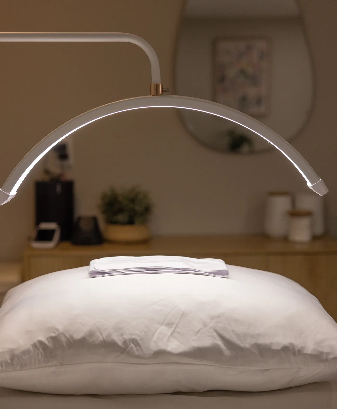 Table de soin de la Clinique NSKIN sous sa lampe en arc
